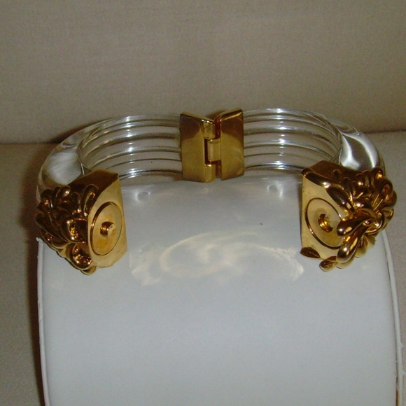 Inna Cytrine Paris Vintage Clear Lucite and Gold Tone Swirl Bangle Bracelet - Picture 11 of 13